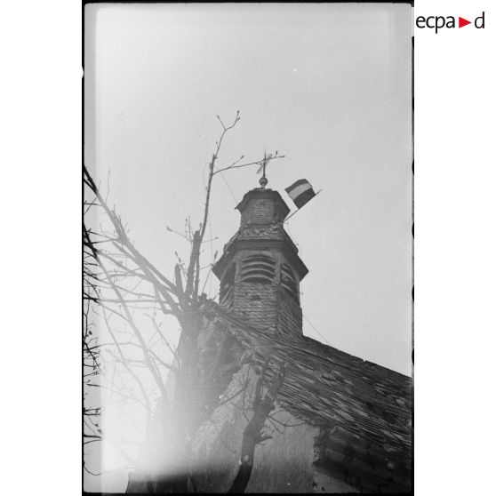 Drapeau tricolore en haut du clocher de l'église. [description provisoire]