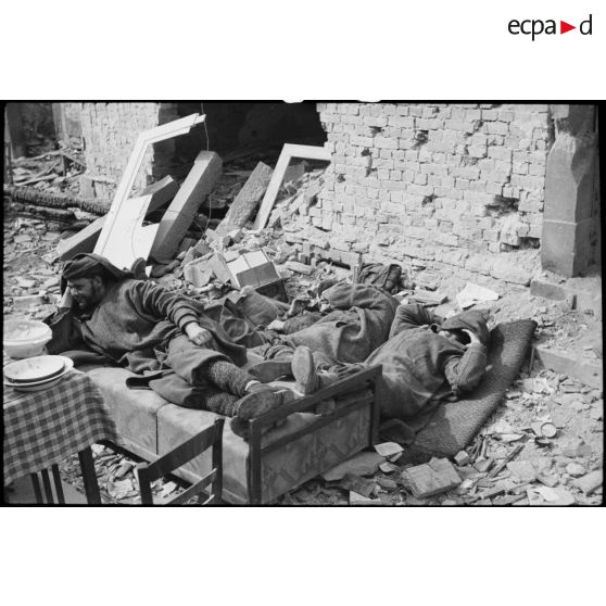 Le repos des goumiers. [description provisoire]