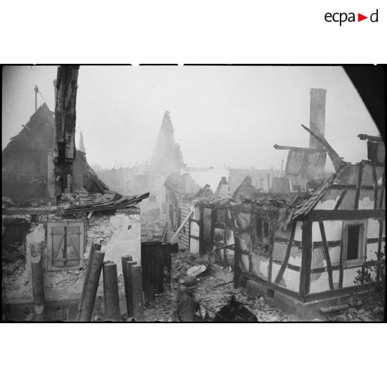 Les soldats de la 3e DIA (Division d'infanterie algérienne) avancent dans le village de Büchelberg dévasté. [description provisoire]