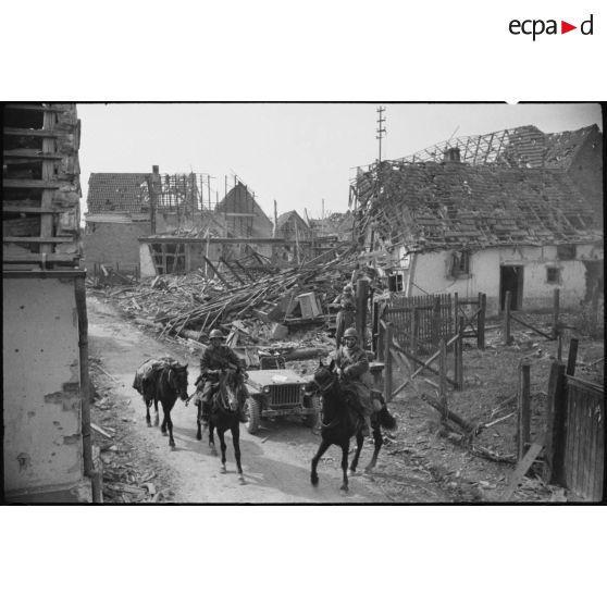 Village en ruine. [description provisoire]