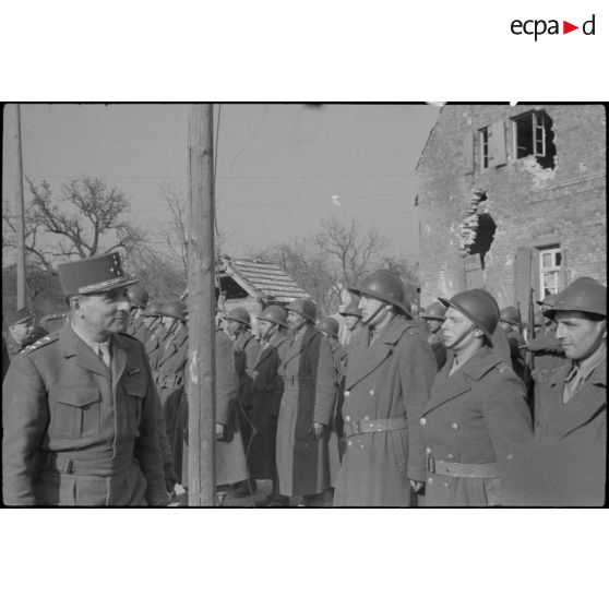 Revue de troupes du général de Latttre de Tassigny. [description provisoire]