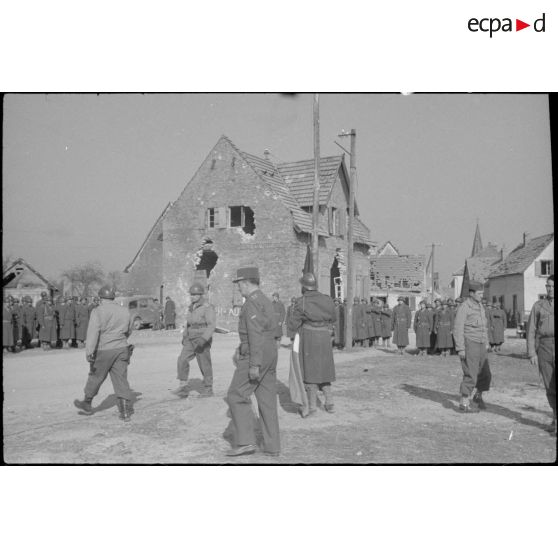 Première cérémonie au drapeau à Scheibenhardt. [description provisoire]