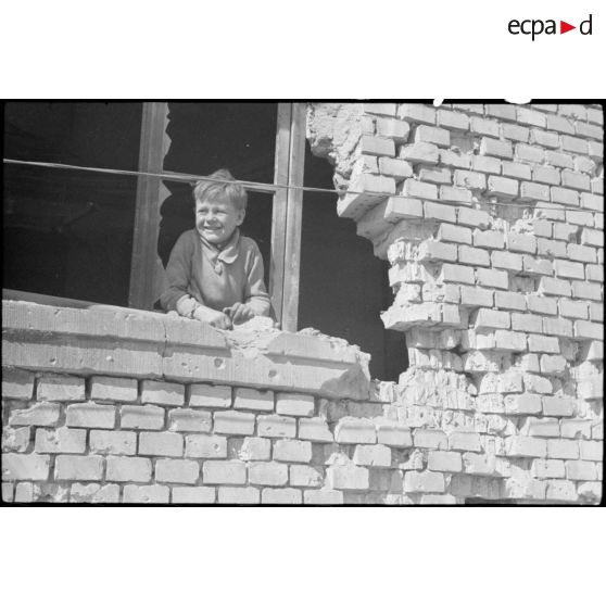 Un enfant à la fenêtre. [description provisoire]