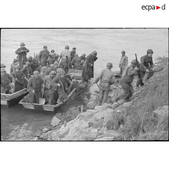 Accostage sur l'autre rive du Rhin. [description provisoire]