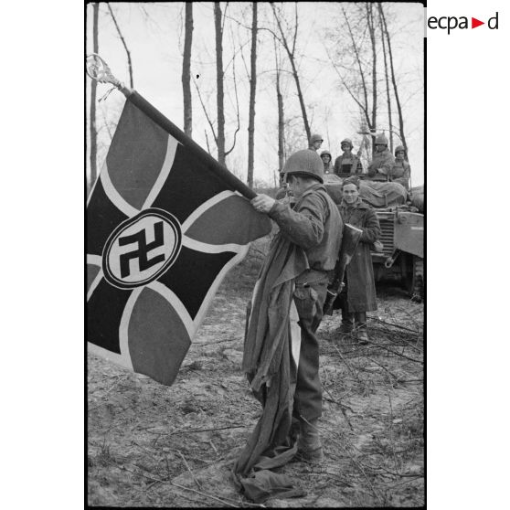 Prise de guerre : le drapeau d'une unité allemande. [description provisoire]
