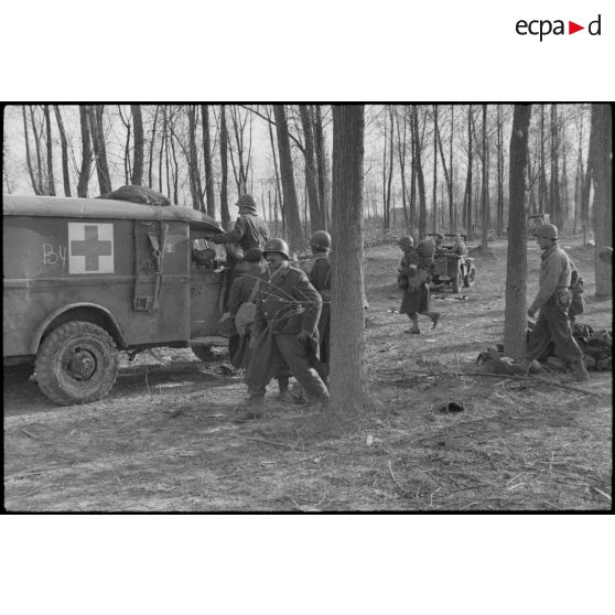 Préparatifs à la traversée du Rhin. [description provisoire]