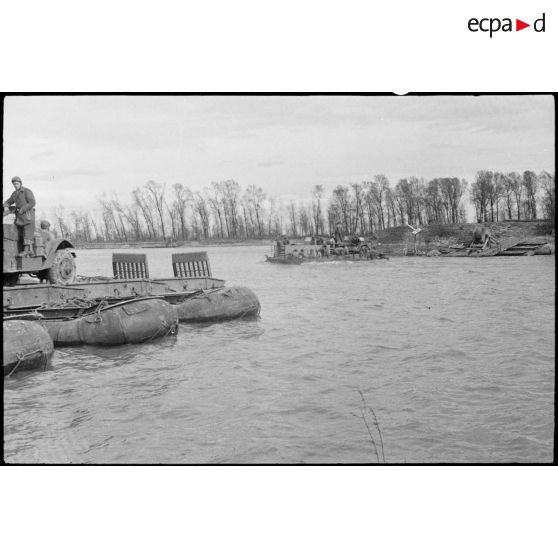 Manoeuvres de traversée du Rhin. [description provisoire]