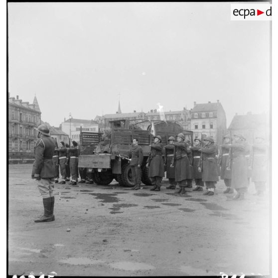 Une prise d'armes sur la place Rapp à Colmar. [description provisoire]