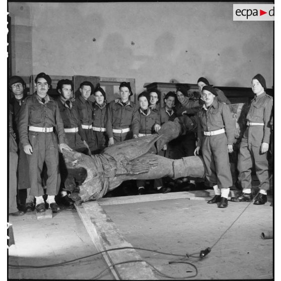 Un groupe de soldats entoure la statue du général Rapp. [description provisoire]