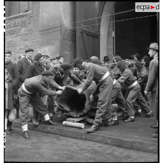 Evacuation de la statue du général Rapp. [description provisoire]