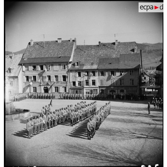Cérémonie militaire à Masevaux au cours de laquelle le colonel Demetz, ancien chef de corps du 2e RD, fait ses adieux au régiment. [description provisoire]