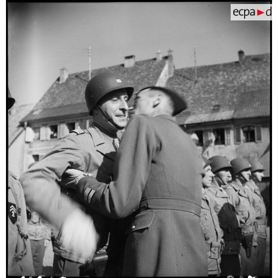 Accolade du colonel Demetz à un capitaine récipiendaire lors de la cérémonie militaire à Masevaux. [description provisoire]