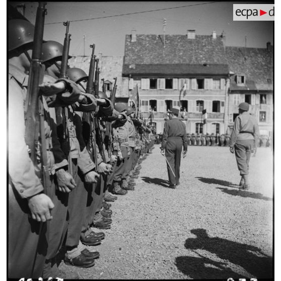 A Masevaux, le général de Lattre de Tassigny passe les troupes en revue. [description provisoire]