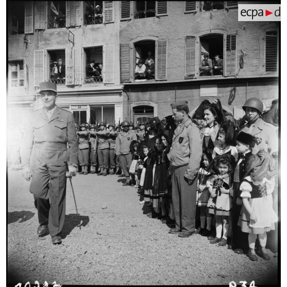 A Masevaux, le général de Lattre de Tassigny passe les troupes en revue. [description provisoire]