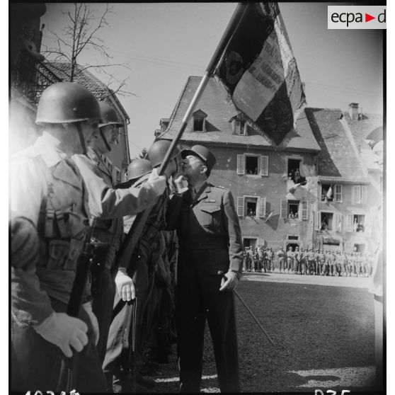 A Masevaux, le général de Lattre de Tassigny et son fils lors de la prise d'armes. [description provisoire]