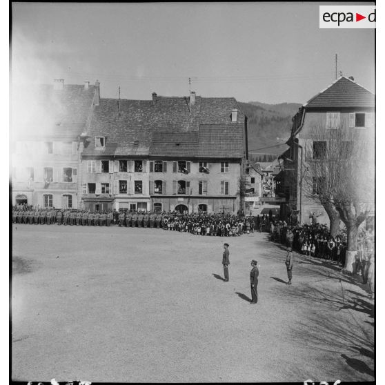 A Masevaux, le général de Lattre de Tassigny assiste à la cérémonie d'adieux du colonel Demetz au 2e RD. [description provisoire]