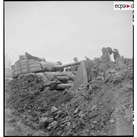 Un char Sherman Dozer américain creuse une tranchée. [description provisoire]