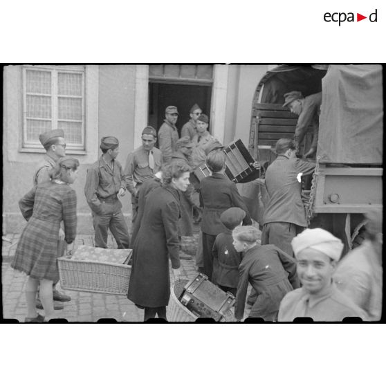 La population civile allemande remet ses postes de TSF aux troupes françaises. [description provisoire]