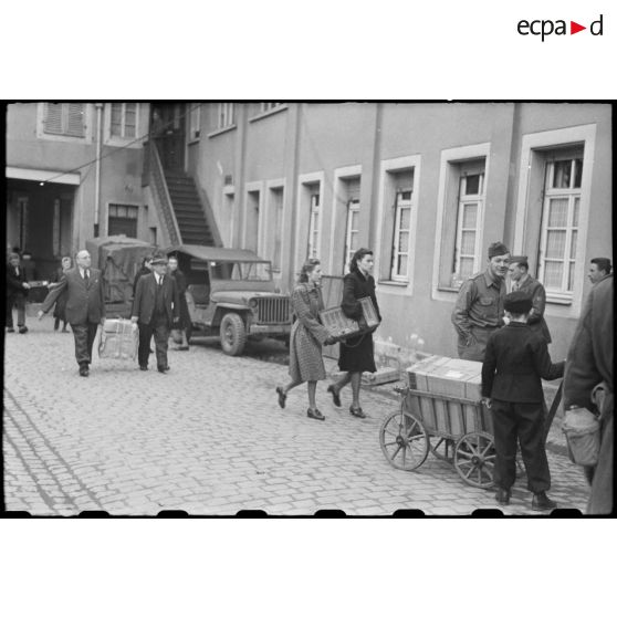 La population civile allemande remet ses postes de TSF aux troupes françaises. [description provisoire]