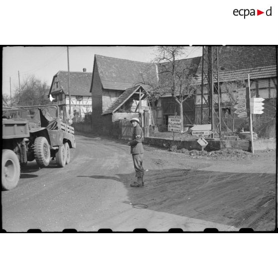 Circulation routière à un carrefour en Allemagne. [description provisoire]