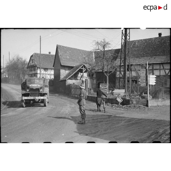 Circulation routière à un carrefour en Allemagne. [description provisoire]