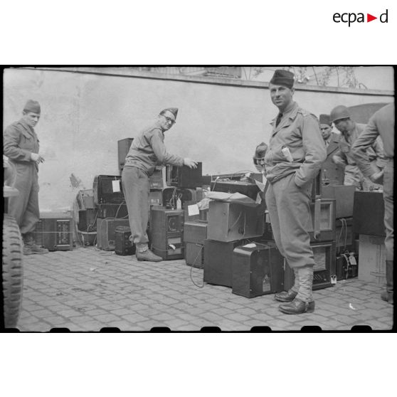 La population civile allemande remet ses postes de TSF aux troupes françaises. [description provisoire]