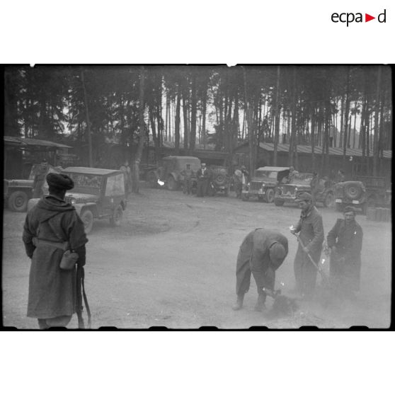 Un poste de commandement en forêt. [description provisoire]