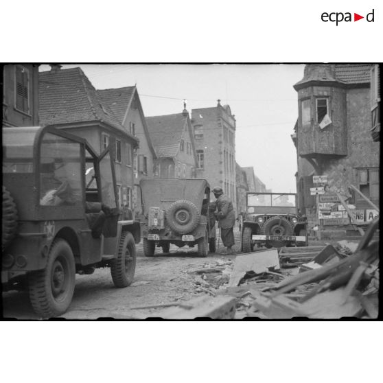 Les généraux Guillaume et de Monsabert remontent vers la ligne Siegfried. [description provisoire]