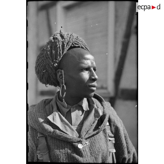 Portrait d'un goumier, conducteur de jeep. [description provisoire]