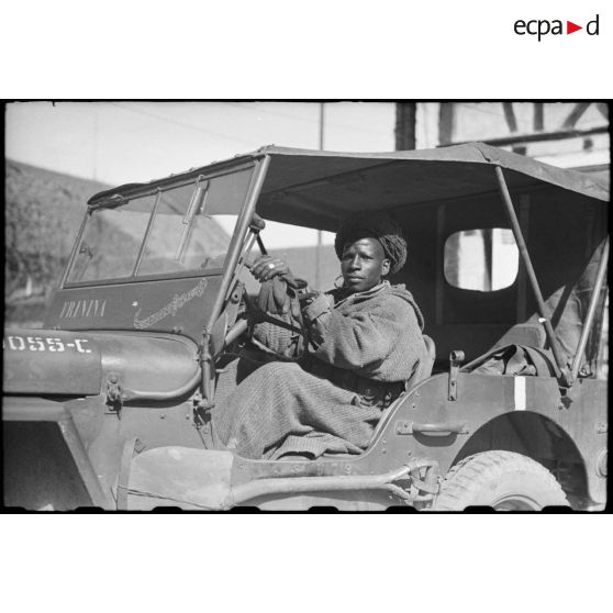 Portrait d'un goumier, conducteur de jeep. [description provisoire]