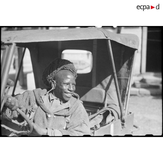 Portrait d'un goumier, conducteur de jeep. [description provisoire]