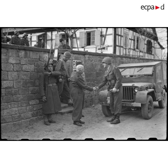 Le général de Monsabert au PC (Poste de commandement) de la 3e DIA (Division d'infanterie algérienne). [description provisoire]