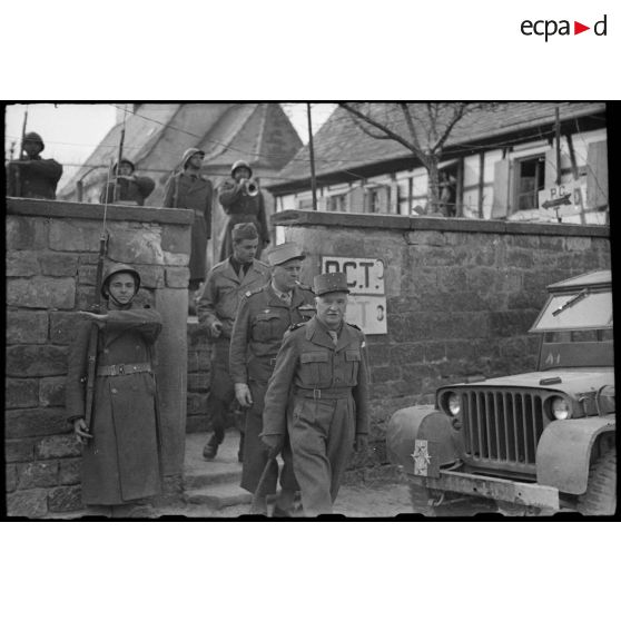 Le général de Monsabert au PC (Poste de commandement) de la 3e DIA (Division d'infanterie algérienne). [description provisoire]