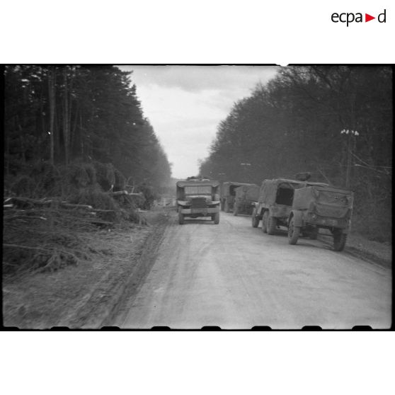 Les troupes progressent vers la ligne Siegfried. [description provisoire]