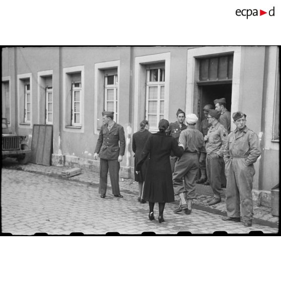 La population civile allemande remet ses postes de TSF aux troupes françaises. [description provisoire]