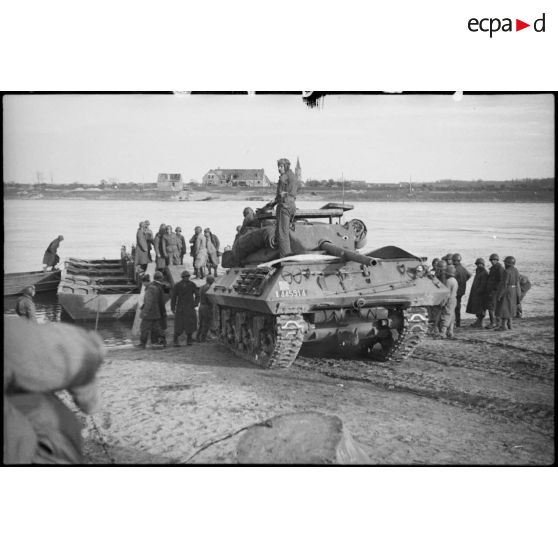 Manoeuvre d'embarquement d'un TD M10. [description provisoire]