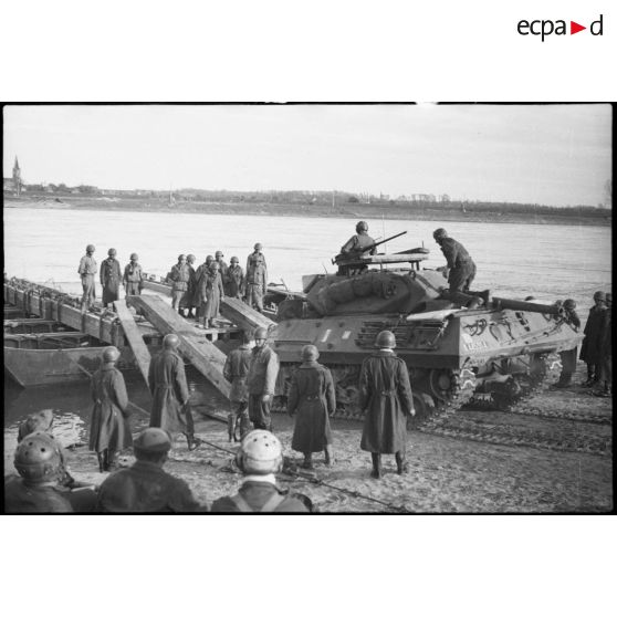 Manoeuvre d'embarquement d'un TD M10. [description provisoire]