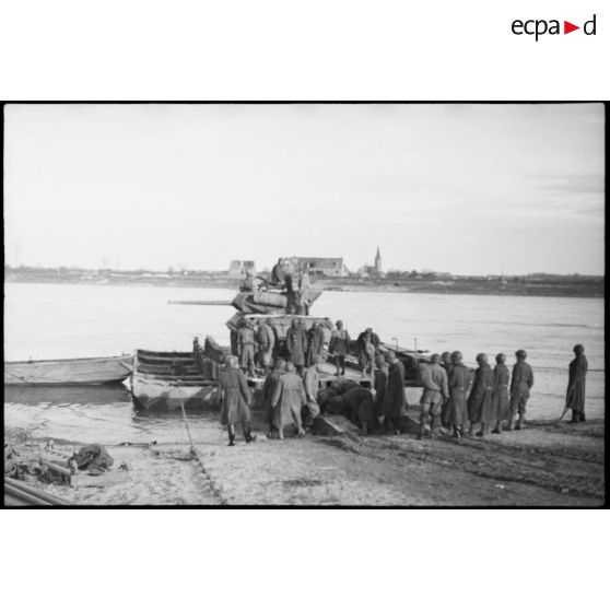 Manoeuvre d'embarquement d'un TD M10. [description provisoire]