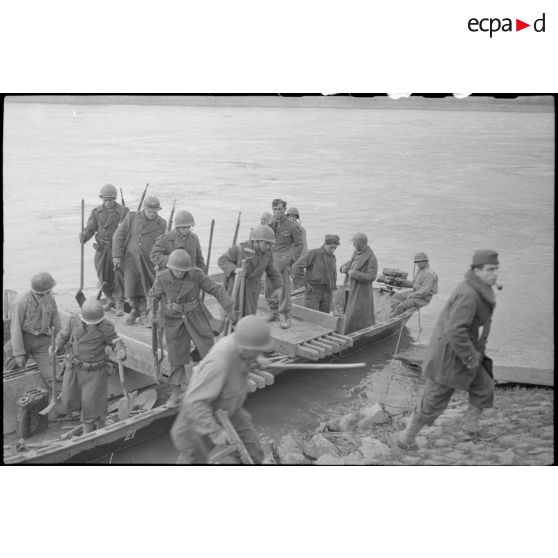 Débarquement des troupes de la 2e DIM. [description provisoire]