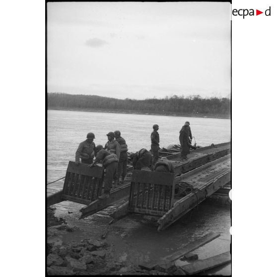 Sapeurs à la manoeuvre. [description provisoire]