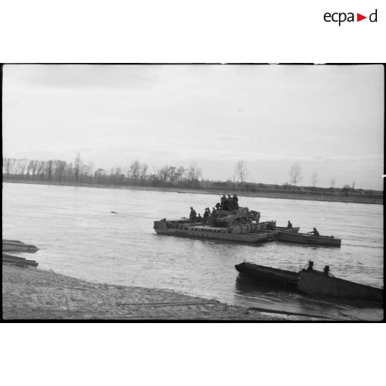 Traversée du Rhin par une portière transportant des véhicules. [description provisoire]