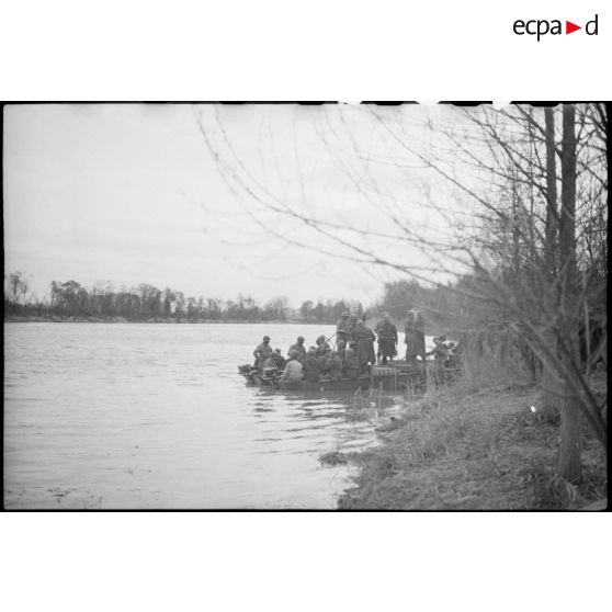 Embarquement de troupes de la 2e DIM pour la traversée du Rhin. [description provisoire]