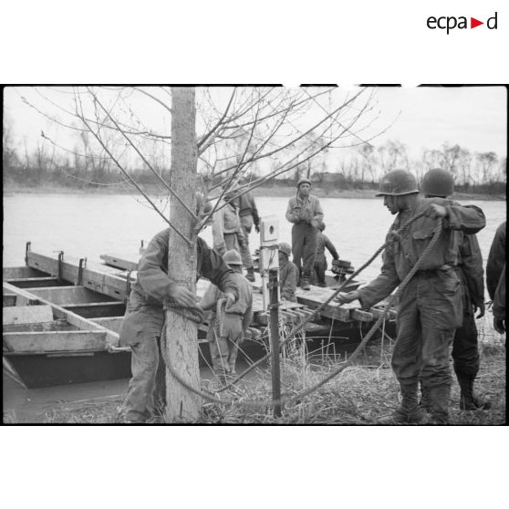 Manoeuvre d'accostage sur une rive du Rhin. [description provisoire]