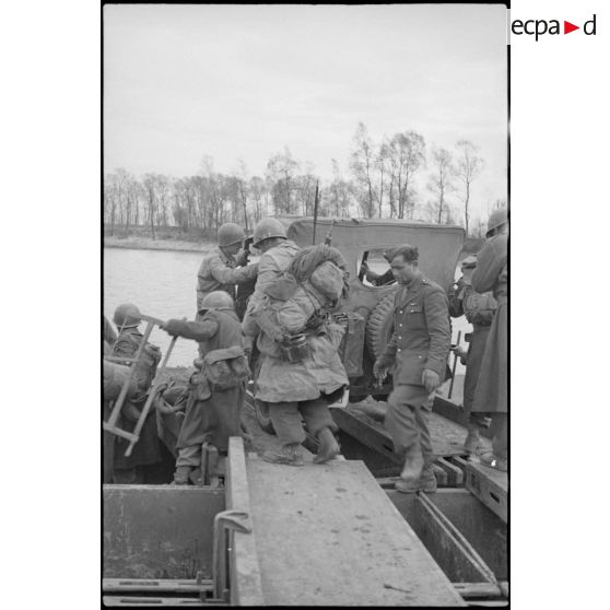 Embarquement de fantassins, sapeurs et véhicules légers pour la traversée du Rhin. [description provisoire]