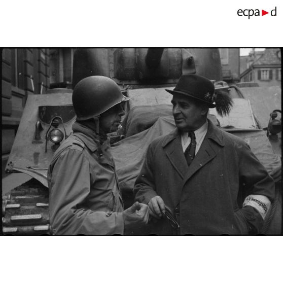 Un officier français et un civil allemand dans Baden-Baden. [description provisoire]