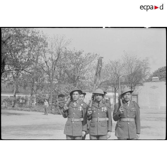 Porte-fanion et garde du BIMP. [description provisoire]