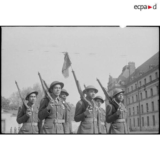 Porte-fanion et garde du BIMP. [description provisoire]