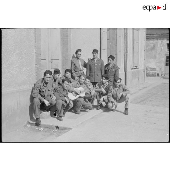 Portrait de groupe de marsouins du BIMP. [description provisoire]