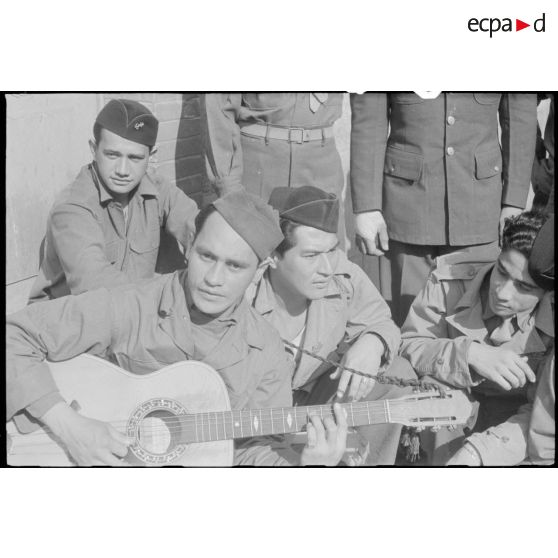 Portrait de groupe de marsouins du BIMP. [description provisoire]