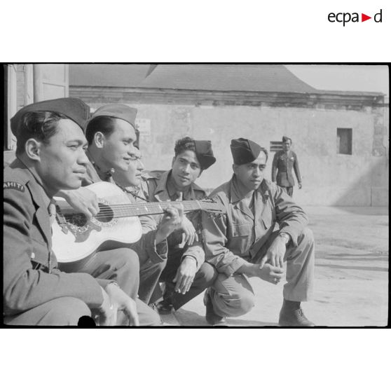 Portrait de groupe de marsouins du BIMP. [description provisoire]